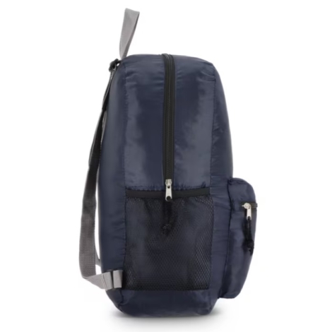 Sac à dos léger en R-PET présenté de profil, montrant la poche latérale en filet, la fermeture zippée du compartiment principal 