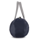 Sac de sport et de voyage léger en R-PET présenté de face, montrant l’extrémité circulaire du sac et les anses de transport. Sac de sport et de voyage léger en R-PET présenté de face, montrant l’extrémité circulaire du sac et les anses de transport.