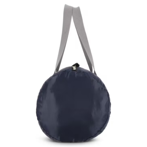Sac de sport et de voyage léger en R-PET présenté de face, montrant l’extrémité circulaire du sac et les anses de transport.