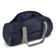 Sac de sport et de voyage léger en R-PET présenté avec le compartiment principal ouvert, montrant l’ouverture supérieure du sac. Sac de sport et de voyage léger en R-PET présenté avec le compartiment principal ouvert, montrant l’ouverture supérieure du sac.