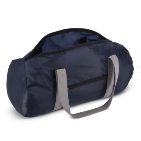 Sac de sport et de voyage léger en R-PET présenté avec le compartiment principal ouvert, montrant l’ouverture supérieure du sac.