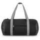 Sac de sport et de voyage léger en R-PET présenté de face avec la poche avant zippée, sans personnalisation visible. Sac de sport et de voyage léger en R-PET présenté de face avec la poche avant zippée, sans personnalisation visible.