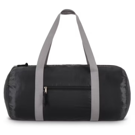 Sac de sport et de voyage léger en R-PET présenté de face avec la poche avant zippée, sans personnalisation visible.