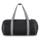 Sac de sport et de voyage léger en R-PET présenté sur la face opposée à la poche avant. Sac de sport et de voyage léger en R-PET présenté sur la face opposée à la poche avant.