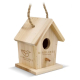 Petit nichoir en bois avec toit à deux pans, corde de suspension et perchoir en façade, présenté en vue de trois quarts, avec un Petit nichoir en bois avec toit à deux pans, corde de suspension et perchoir en façade, présenté en vue de trois quarts, avec un