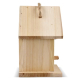Petit nichoir en bois présenté sur l’autre côté, avec toit à deux pans, corde de suspension et perchoir partiellement visible, s Petit nichoir en bois présenté sur l’autre côté, avec toit à deux pans, corde de suspension et perchoir partiellement visible, s