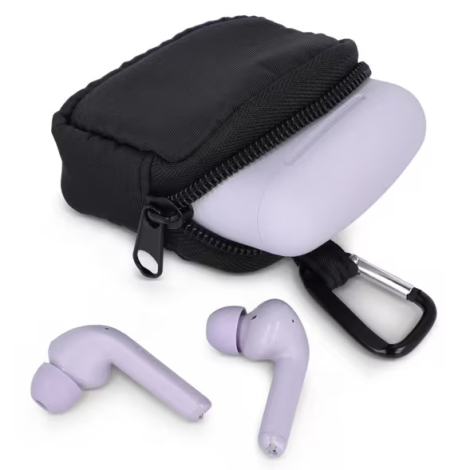 Pochette en nylon pour écouteurs ouverte, montrant un boîtier d’écouteurs et une paire d’écouteurs rangés à proximité.