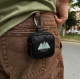 Pochette en nylon pour écouteurs accrochée à un passant de pantalon à l’aide du mousqueton, avec une personnalisation visible su Pochette en nylon pour écouteurs accrochée à un passant de pantalon à l’aide du mousqueton, avec une personnalisation visible su