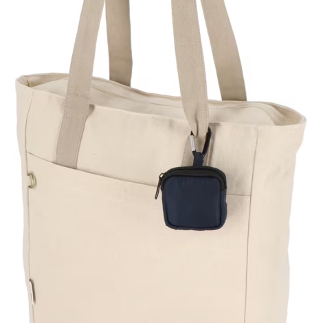 Pochette en nylon pour écouteurs accrochée à l’anse d’un sac à l’aide du mousqueton, présentée sur sa face arrière sans personna