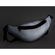 Sac banane réfléchissant Zola présenté dans l’obscurité, mettant en évidence l’aspect réfléchissant de la matière. Sac banane réfléchissant Zola présenté dans l’obscurité, mettant en évidence l’aspect réfléchissant de la matière.