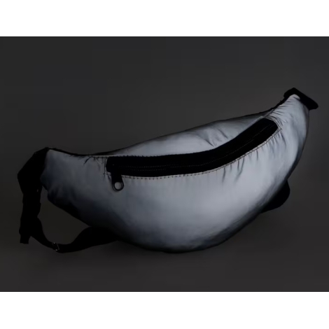 Sac banane réfléchissant Zola présenté dans l’obscurité, mettant en évidence l’aspect réfléchissant de la matière.