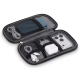 Sac organiseur Kyra ouvert, montrant plusieurs compartiments de rangement contenant notamment un smartphone, un chargeur, des câ Sac organiseur Kyra ouvert, montrant plusieurs compartiments de rangement contenant notamment un smartphone, un chargeur, des câ