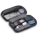 Sac organiseur Napa ouvert, montrant plusieurs compartiments de rangement contenant notamment un smartphone, une batterie extern Sac organiseur Napa ouvert, montrant plusieurs compartiments de rangement contenant notamment un smartphone, une batterie extern