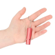 Sifflet d’urgence en métal rouge suspendu à un anneau métallique, présenté dans la paume d’une main. Sifflet d’urgence en métal rouge suspendu à un anneau métallique, présenté dans la paume d’une main.