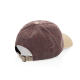 Vue arrière en perspective de la casquette bordeaux et beige montrant la fermeture réglable et les panneaux arrière, sans marqua