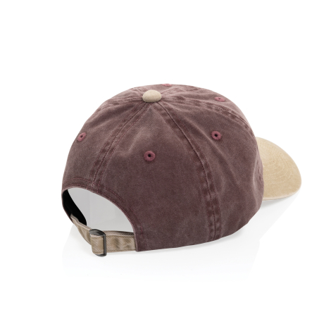 Vue arrière en perspective de la casquette bordeaux et beige montrant la fermeture réglable et les panneaux arrière, sans marqua