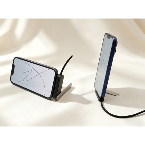 Câble Aluvia utilisé comme support pour maintenir un smartphone en position horizontale et verticale grâce à son support intégré