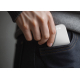Powerbank glissée dans une poche de jean, illustrant son faible encombrement lors du transport. Powerbank glissée dans une poche de jean, illustrant son faible encombrement lors du transport.