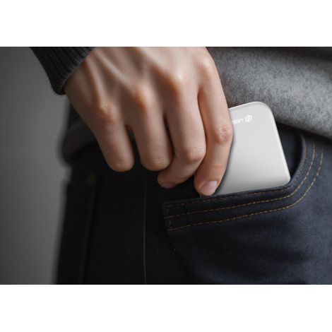 Powerbank glissée dans une poche de jean, illustrant son faible encombrement lors du transport.
