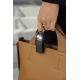 Porte-clés alarme accroché à un sac, avec éclairage LED activé et absence de personnalisation visible sur la face avant. Porte-clés alarme accroché à un sac, avec éclairage LED activé et absence de personnalisation visible sur la face avant.