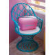 Glacière rose installée sur une chaise métallique dans un décor estival. Le dessus du couvercle est présenté sans personnalisati Glacière rose installée sur une chaise métallique dans un décor estival. Le dessus du couvercle est présenté sans personnalisati