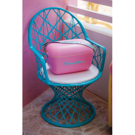 Glacière rose installée sur une chaise métallique dans un décor estival. Le dessus du couvercle est présenté sans personnalisati