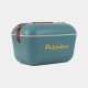 Glacière rigide vintage 20 L bleu pétrole avec sangle effet cuir brun et couvercle fermé, présentée en vue de trois quarts. Glacière rigide vintage 20 L bleu pétrole avec sangle effet cuir brun et couvercle fermé, présentée en vue de trois quarts.