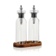 Ensemble huile et vinaigre composé de deux bouteilles en verre avec becs verseurs métalliques, présenté sur un support en bois d Ensemble huile et vinaigre composé de deux bouteilles en verre avec becs verseurs métalliques, présenté sur un support en bois d