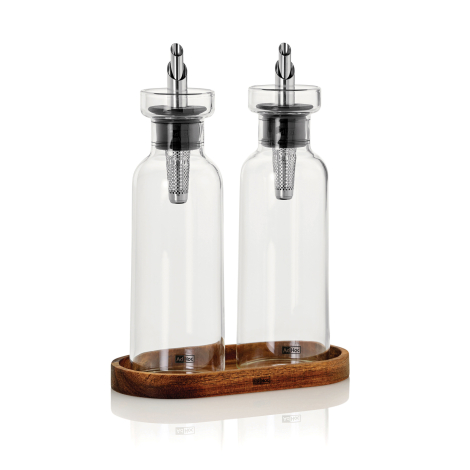 Ensemble huile et vinaigre composé de deux bouteilles en verre avec becs verseurs métalliques, présenté sur un support en bois d