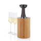 Bouchon à champagne utilisé sur une bouteille placée dans un rafraîchisseur en bois, accompagné de deux flûtes remplies.