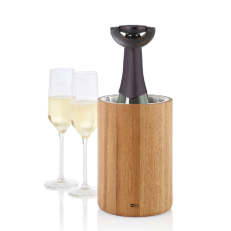 Bouchon à champagne utilisé sur une bouteille placée dans un rafraîchisseur en bois, accompagné de deux flûtes remplies.