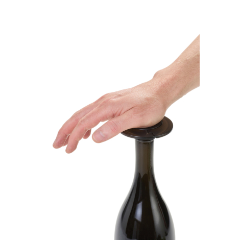 Main positionnée sur le dessus du bouchon installé sur une bouteille.