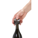 Main manipulant le bouton supérieur du bouchon installé sur une bouteille.