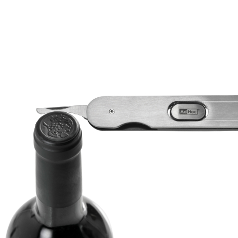 Tire-bouchon utilisé pour retirer la capsule d’une bouteille de vin à l’aide du coupe-capsule intégré, sans personnalisation vis