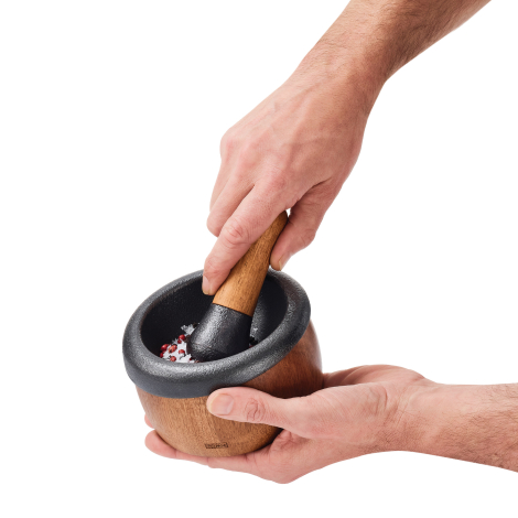 Mortier tenu en main et utilisé avec le pilon pour broyer des ingrédients. Le manche du pilon est présenté sans personnalisation