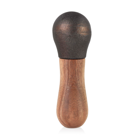 Pilon avec tête en fonte noire et poignée ergonomique en bois d’acacia, présenté sans marquage apparent sur la zone de personnal