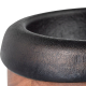 Gros plan sur le rebord supérieur en fonte noire du mortier, mettant en évidence la texture du matériau. Gros plan sur le rebord supérieur en fonte noire du mortier, mettant en évidence la texture du matériau.