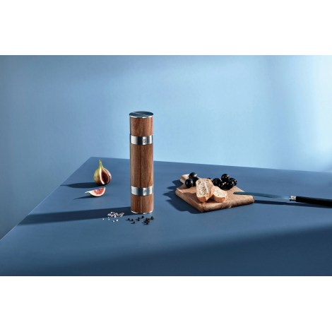 Double moulin sel et poivre présenté en situation sur une table avec aliments et assaisonnements. Une personnalisation visible a