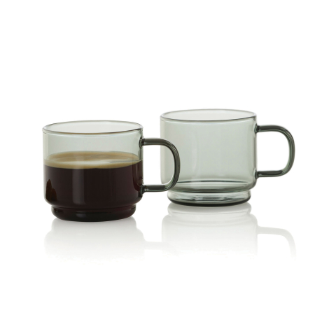 Deux tasses expresso en verre fumé avec anse, dont une remplie de café et l’autre vide, présentées de face sans personnalisation