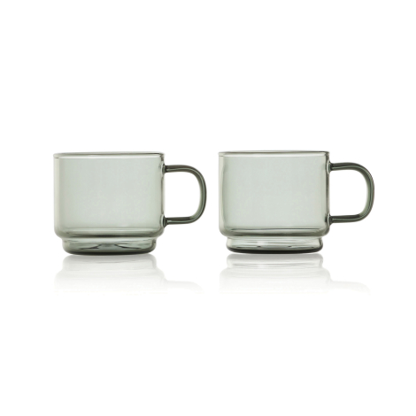 Deux tasses expresso en verre fumé avec anse présentées côte à côte de face, sans marquage visible sur les faces présentées.