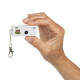 Porte-clés appareil photo miniature en ABS blanc tenu en main, avec personnalisation visible sur la face avant du boîtier. Porte-clés appareil photo miniature en ABS blanc tenu en main, avec personnalisation visible sur la face avant du boîtier.
