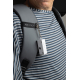 Porte-clés appareil photo accroché à une bretelle de sac à dos lors d’une utilisation nomade et sans marquage apparent. Porte-clés appareil photo accroché à une bretelle de sac à dos lors d’une utilisation nomade et sans marquage apparent.