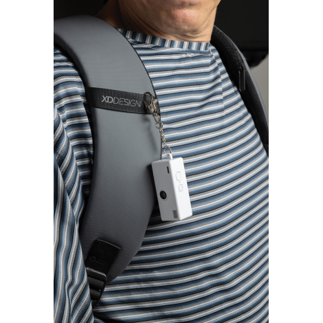 Porte-clés appareil photo accroché à une bretelle de sac à dos lors d’une utilisation nomade et sans marquage apparent.