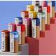 Étuis cylindriques en carton kraft avec capuchons colorés présentés en plusieurs coloris et disposés sur des socles de différent Étuis cylindriques en carton kraft avec capuchons colorés présentés en plusieurs coloris et disposés sur des socles de différent