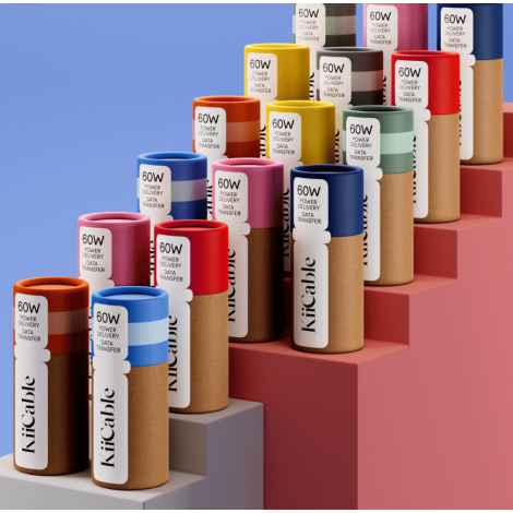 Étuis cylindriques en carton kraft avec capuchons colorés présentés en plusieurs coloris et disposés sur des socles de différent