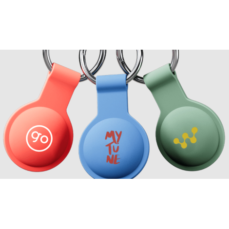 Trois traceurs connectés personnalisés présentés de face dans différents coloris avec marquage visible sur la face du boîtier.