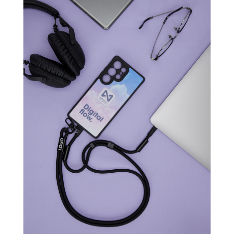 Tour de cou noir avec câble de charge intégré relié à une coque de smartphone avec marquages visibles sur l’embout du cordon et 