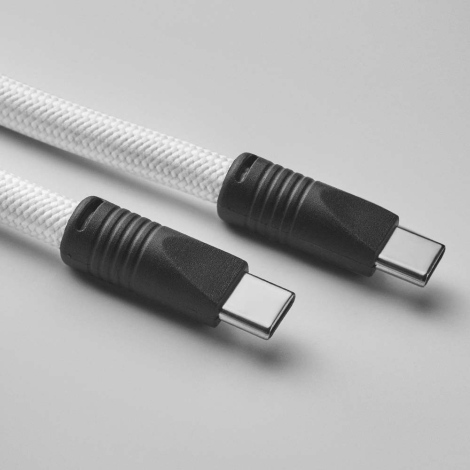 Gros plan sur deux connecteurs USB-C avec gaine textile blanche sans personnalisation visible