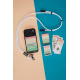 Tour de cou blanc avec câble de charge intégré présenté à côté d’un smartphone et d’accessoires avec marquages visibles sur l’em Tour de cou blanc avec câble de charge intégré présenté à côté d’un smartphone et d’accessoires avec marquages visibles sur l’em