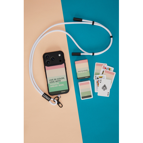 Tour de cou blanc avec câble de charge intégré présenté à côté d’un smartphone et d’accessoires avec marquages visibles sur l’em